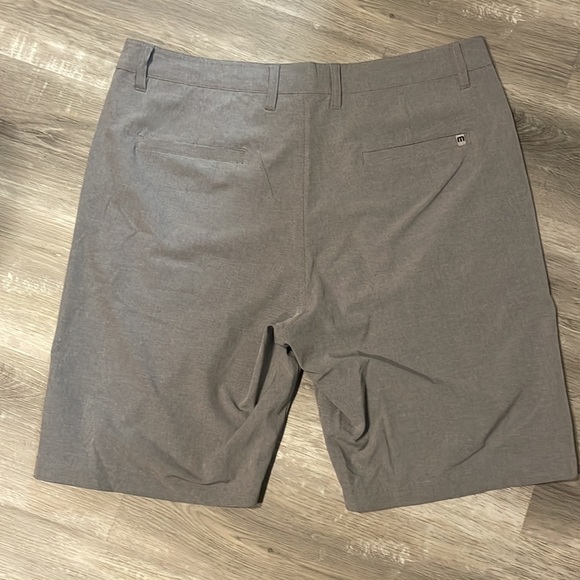 Travis Mathew Mens size 36 golf shorts - Picture 4 of 4